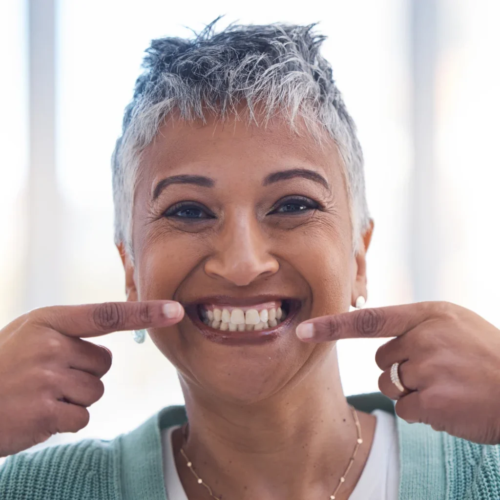 Persona sonriendo gracias a su implante
