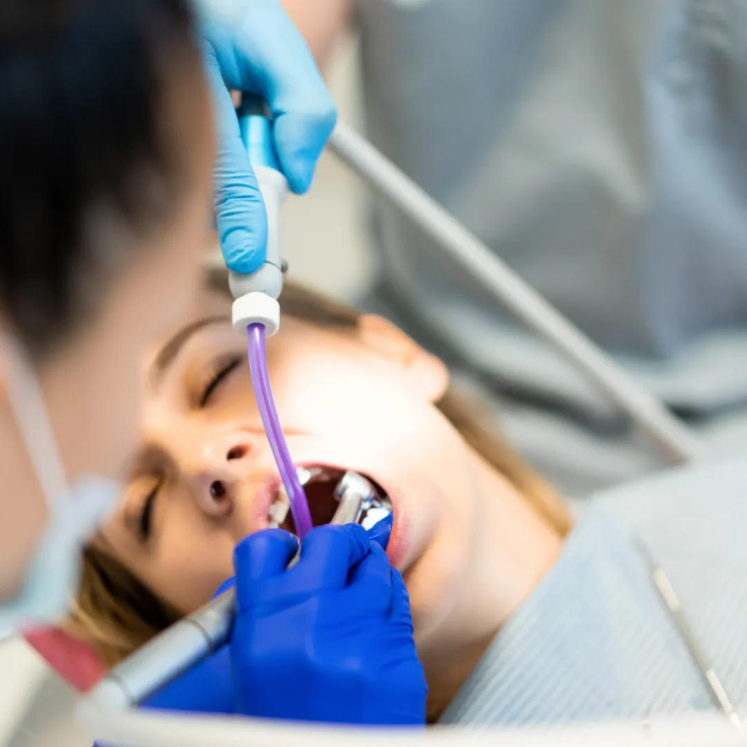 dentista-en-el-proceso-servicios-dentales-consultorio-dental-tratamiento-dental
